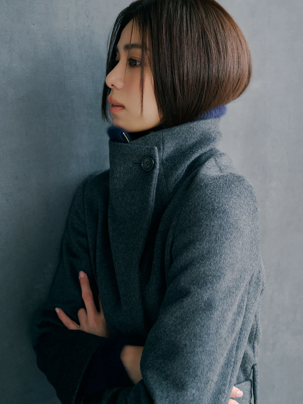 プレミアムカシミヤロングコートを着用したスタイリング（STYLE 04）