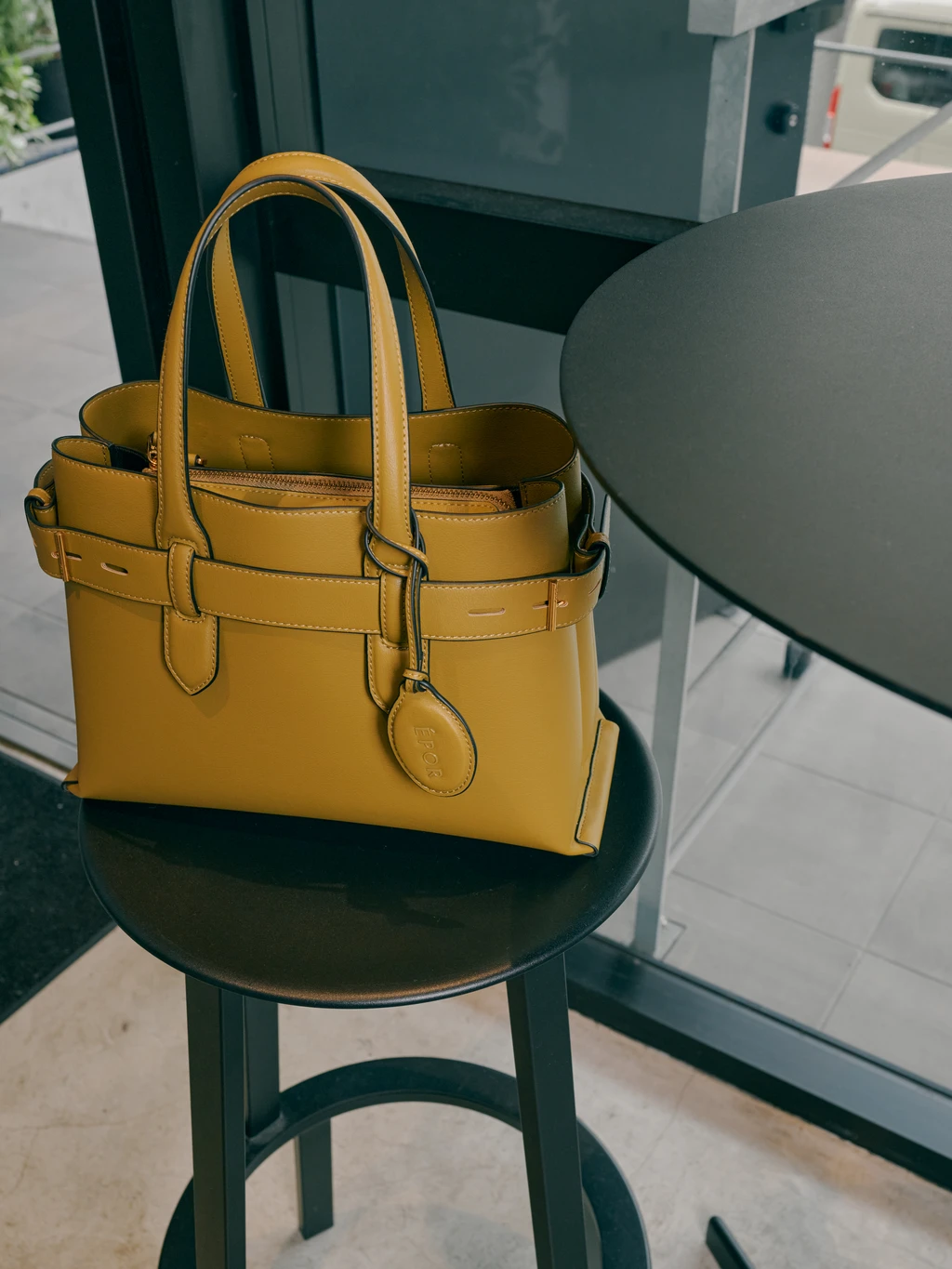 プレミアムカシミヤショートコートを着用したスタイリング（STYLE 01）