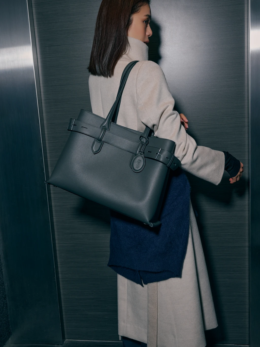 プレミアムカシミヤロングコートを着用したスタイリング（STYLE 03）