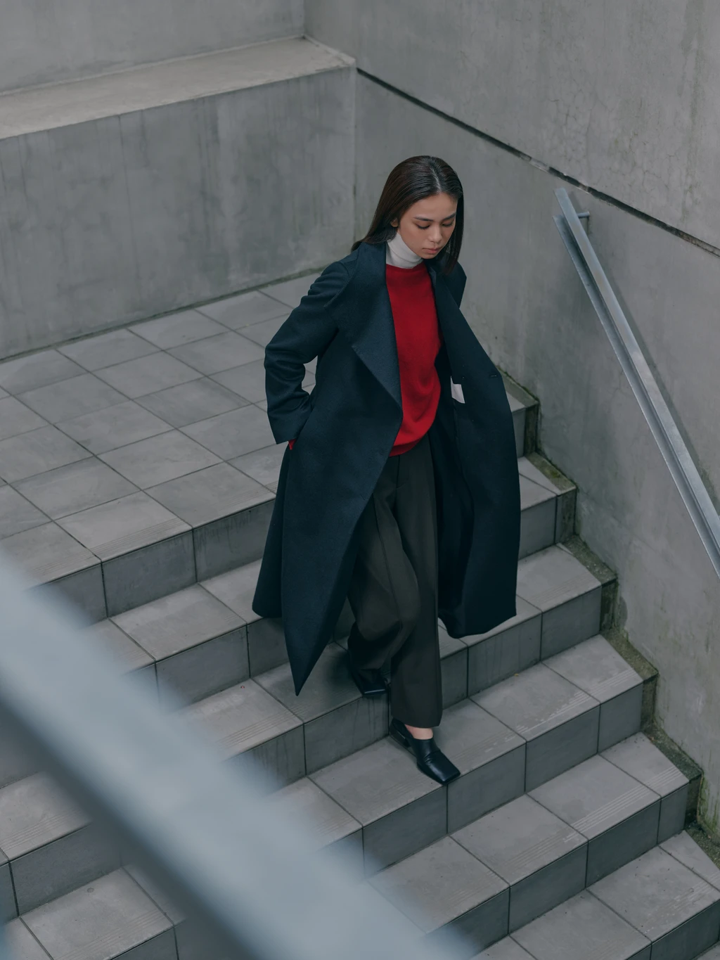 プレミアムカシミヤロングコートを着用したスタイリング（STYLE 02）