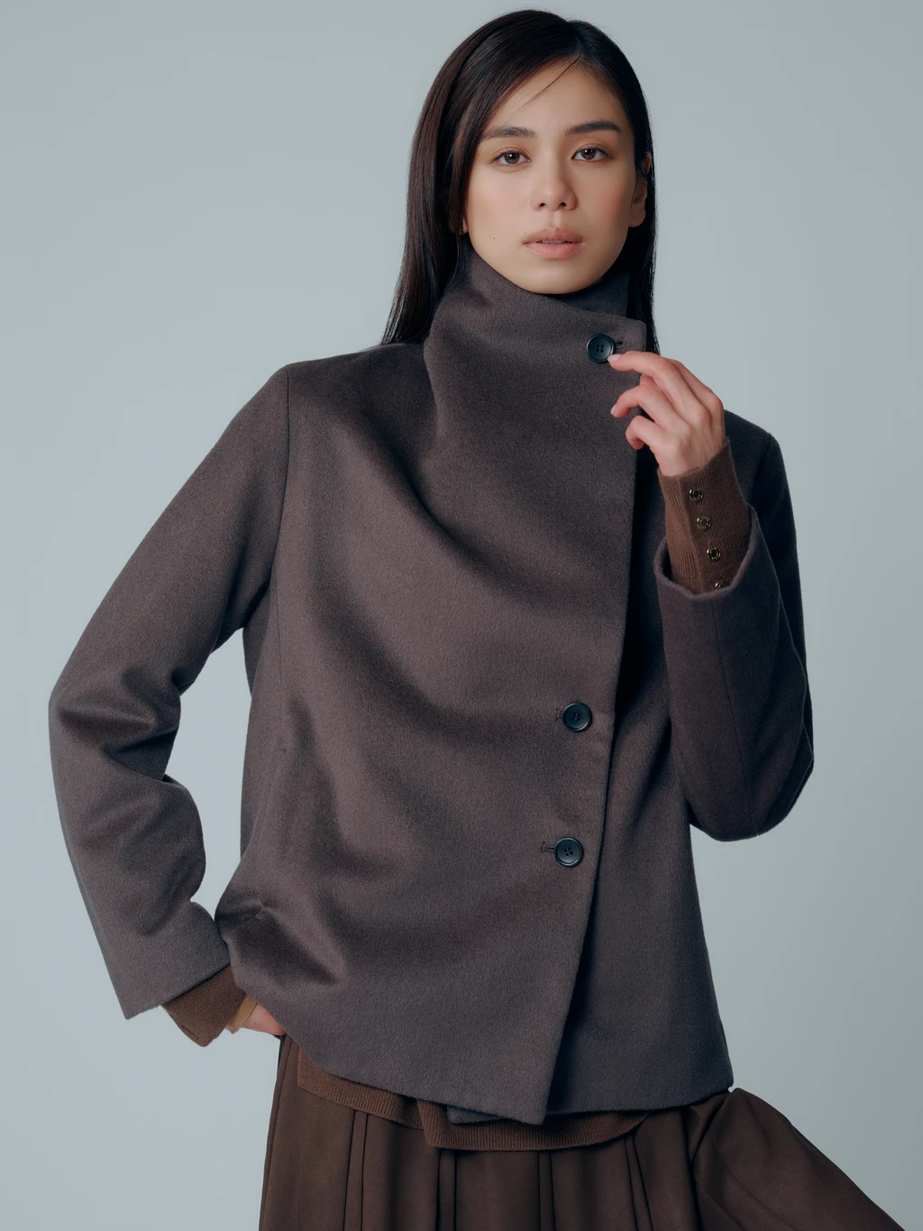 プレミアムカシミヤショートコートを着用したスタイリング（STYLE 03）