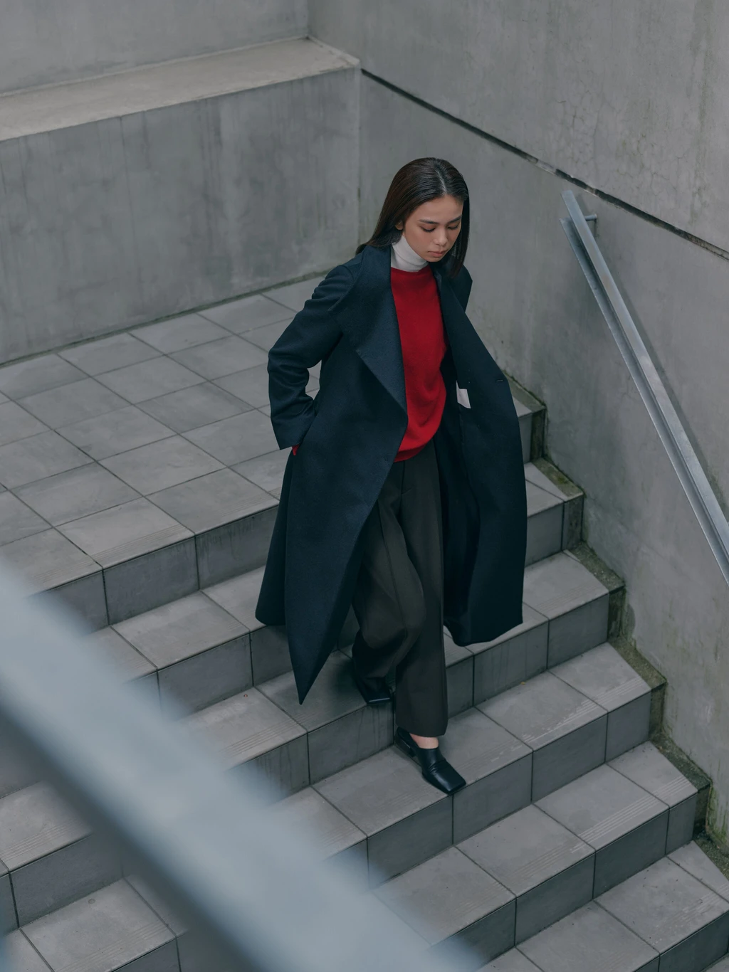 プレミアムカシミヤコートを着用した佐藤晴美
